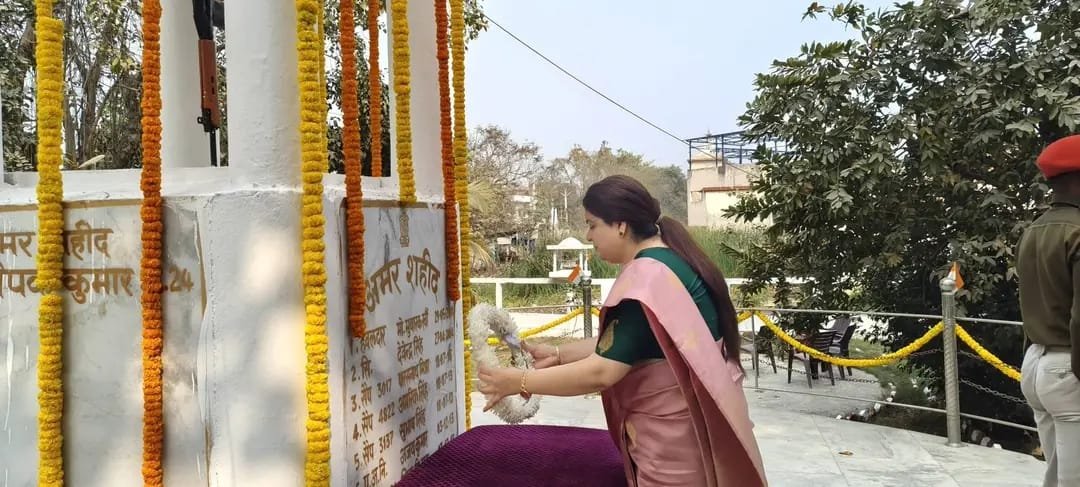 77वें गणतंत्र दिवस पर औरंगाबाद पुलिस केंद्र में जिलाधिकारी व पुलिस अधीक्षक ने शहीदों को श्रद्धांजलि दी